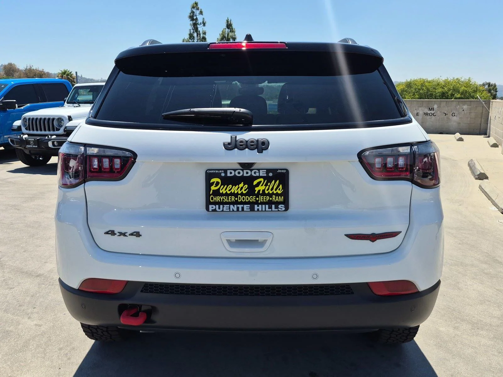 New 2026 Bright White Clear-Coat Exterior Paint Jeep Trailhawk image 5