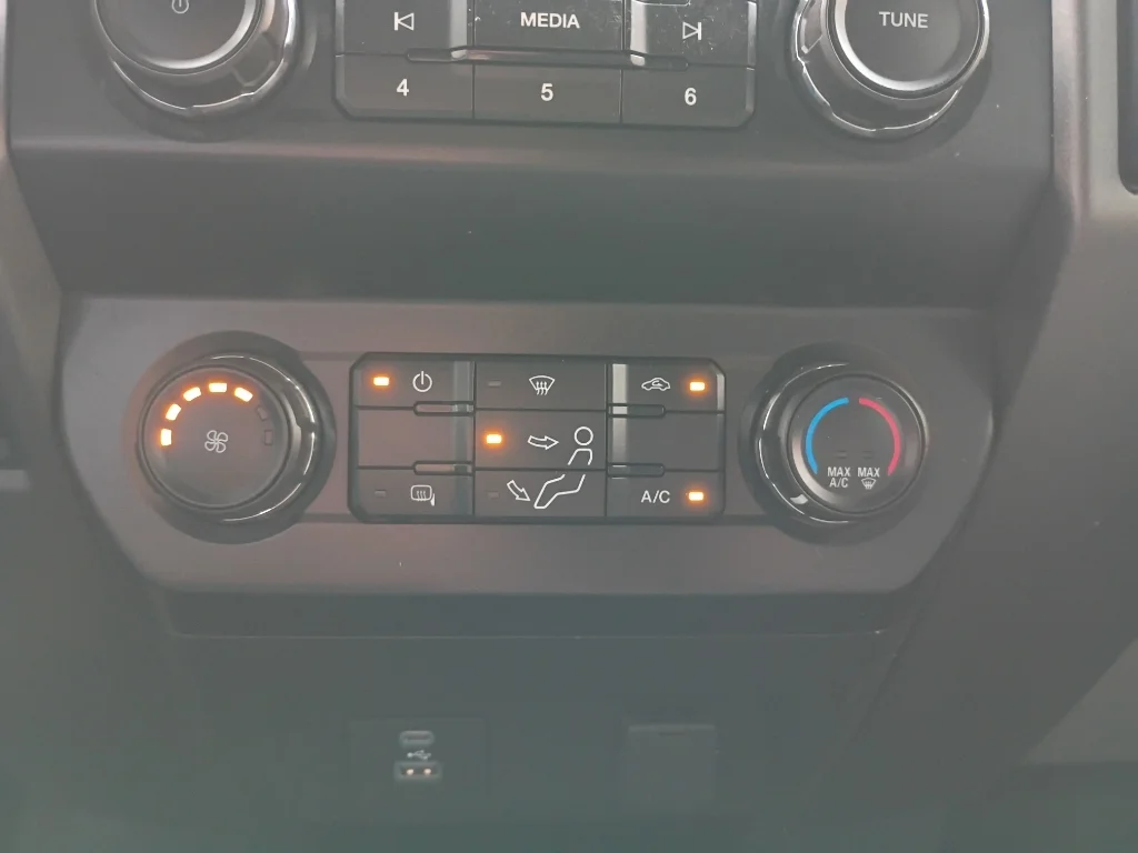 Used 2022 Oxford White Ford XL image 31