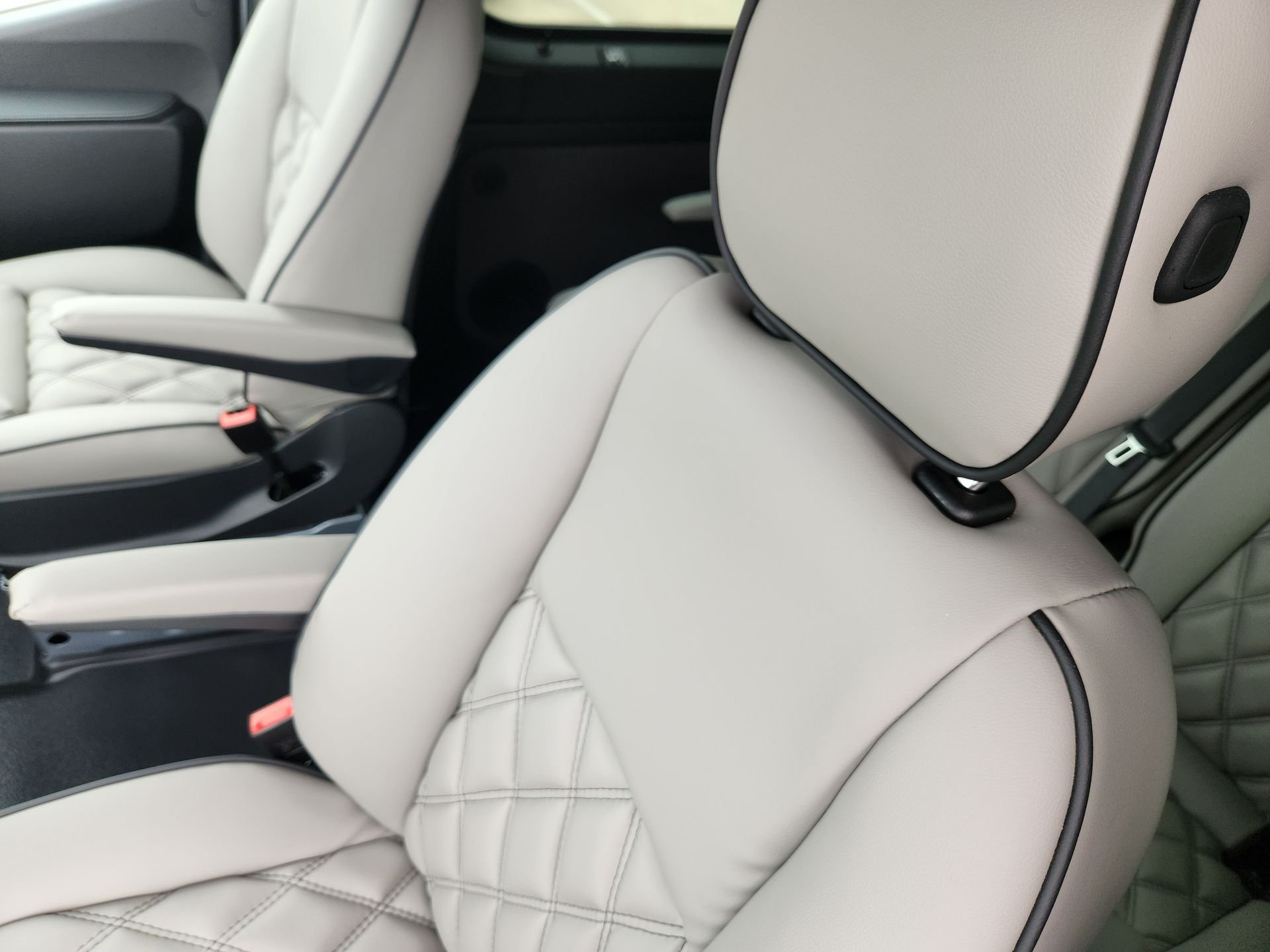 Used 2025 High-tech silver metallic Mercedes-Benz Passenger 144 WB image 12
