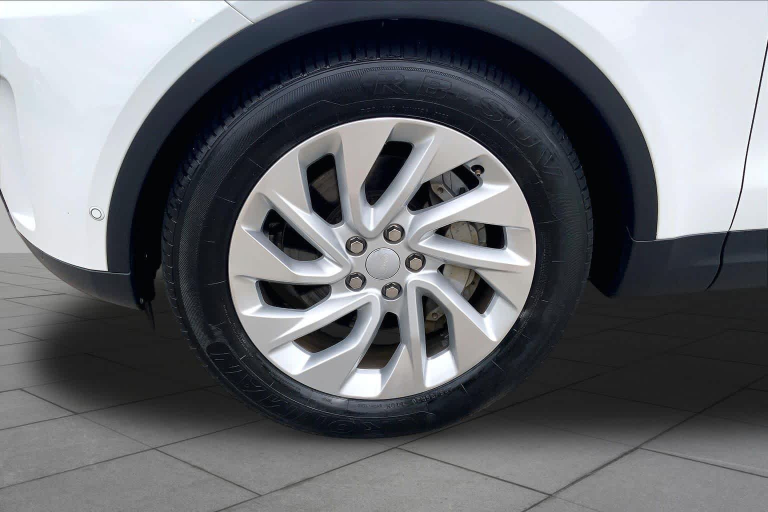 Used 2024 Fuji White Land Rover S image 11