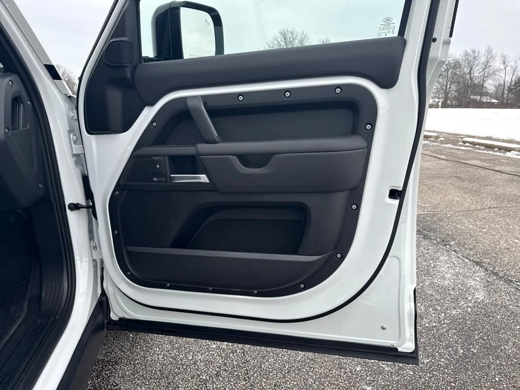 2025 Land Rover Defender X-Dynamic SE - Photo 13