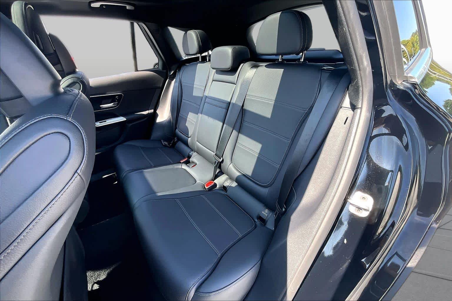 Used 2025 Obsidian Black Metallic Mercedes-Benz GLC 300 image 21