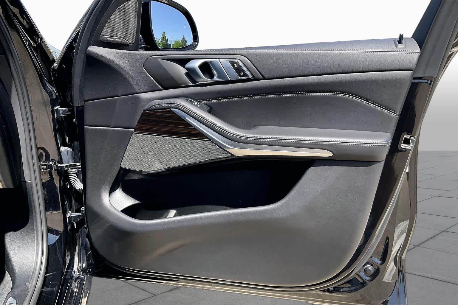 Used 2021 Black Sapphire Metallic BMW sDrive40i image 21