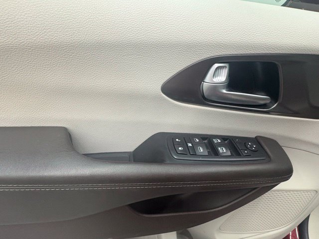 Used 2017 Red Chrysler Touring L image 15