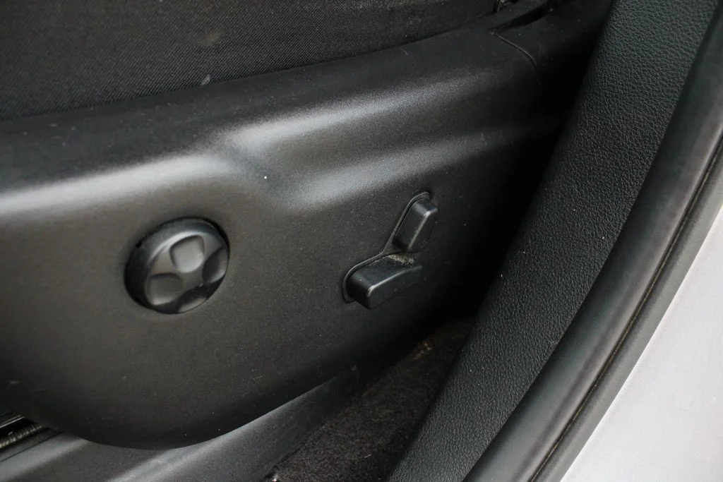 Used 2018 Silver Jeep Limited image 3