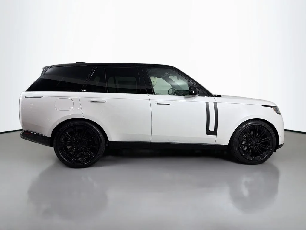 New 2026 Ostuni Pearl White Land Rover SE image 4