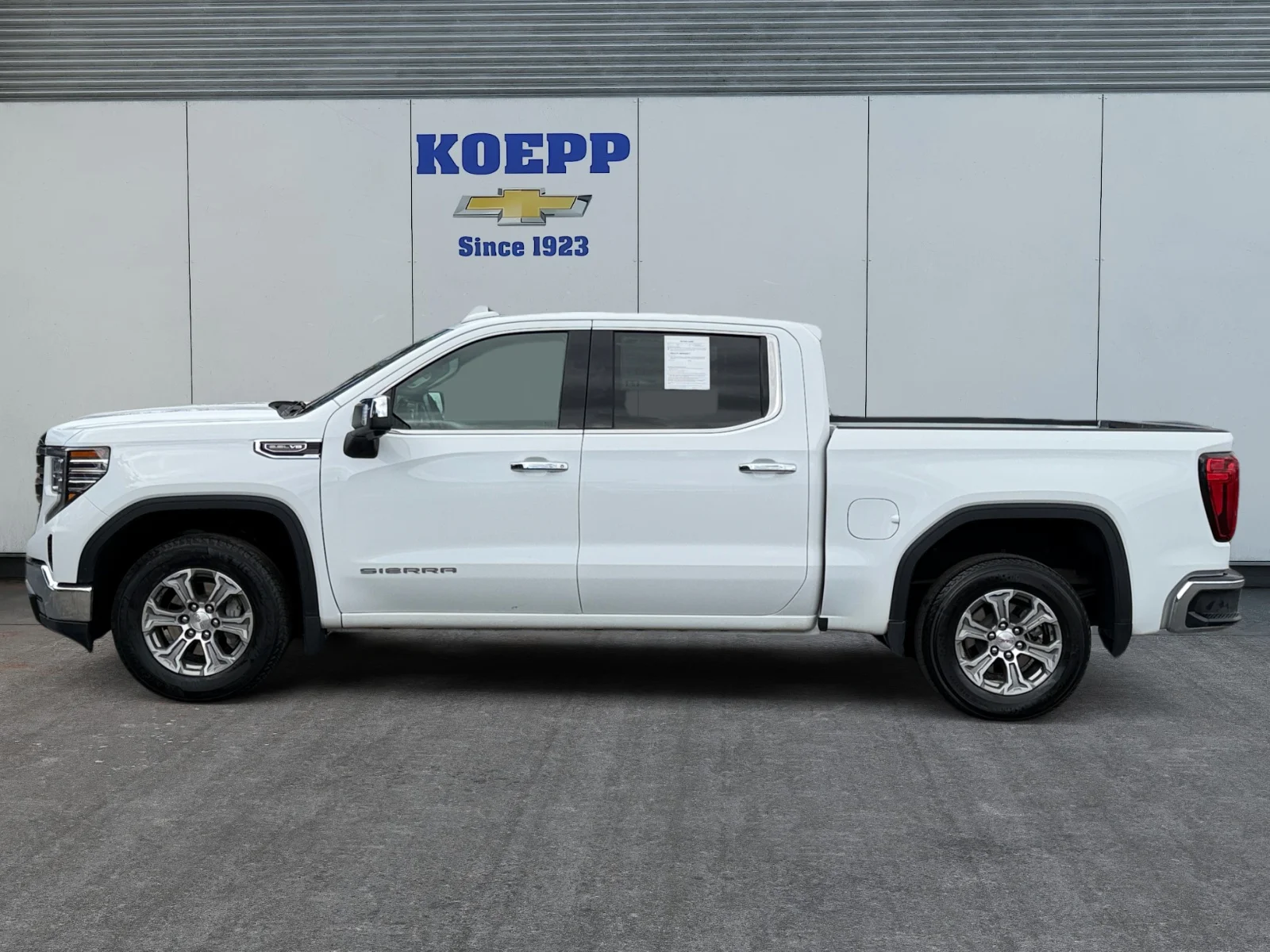 Used 2025 Summit White GMC SLT image 2