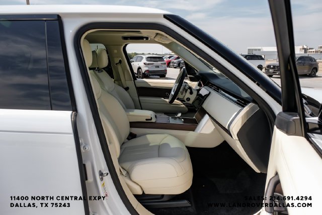 Used 2024  Land Rover SE image 37