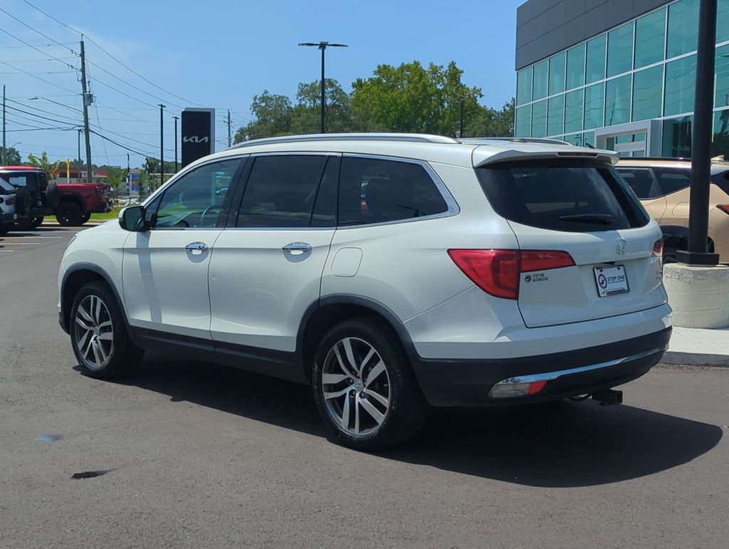 Used 2017  Honda Touring image 5
