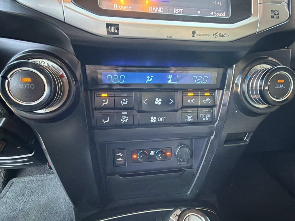 Used 2014  Toyota Limited image 27