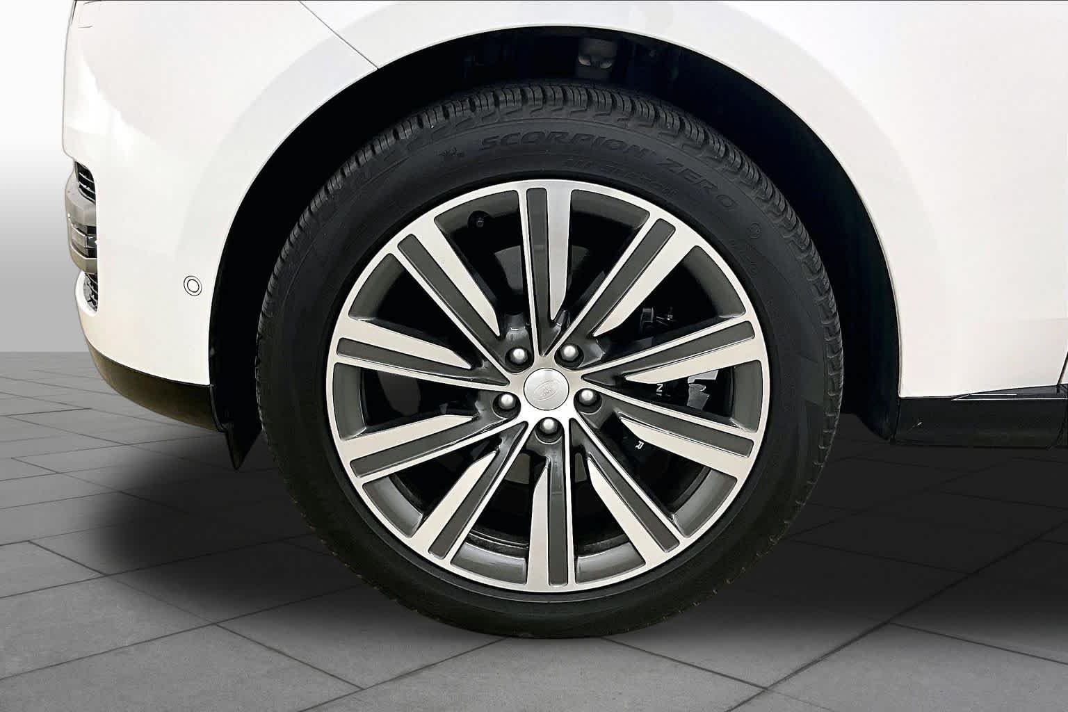 Used 2023 Icy White SV Bespoke Special Effect Gloss Land Rover SE image 11
