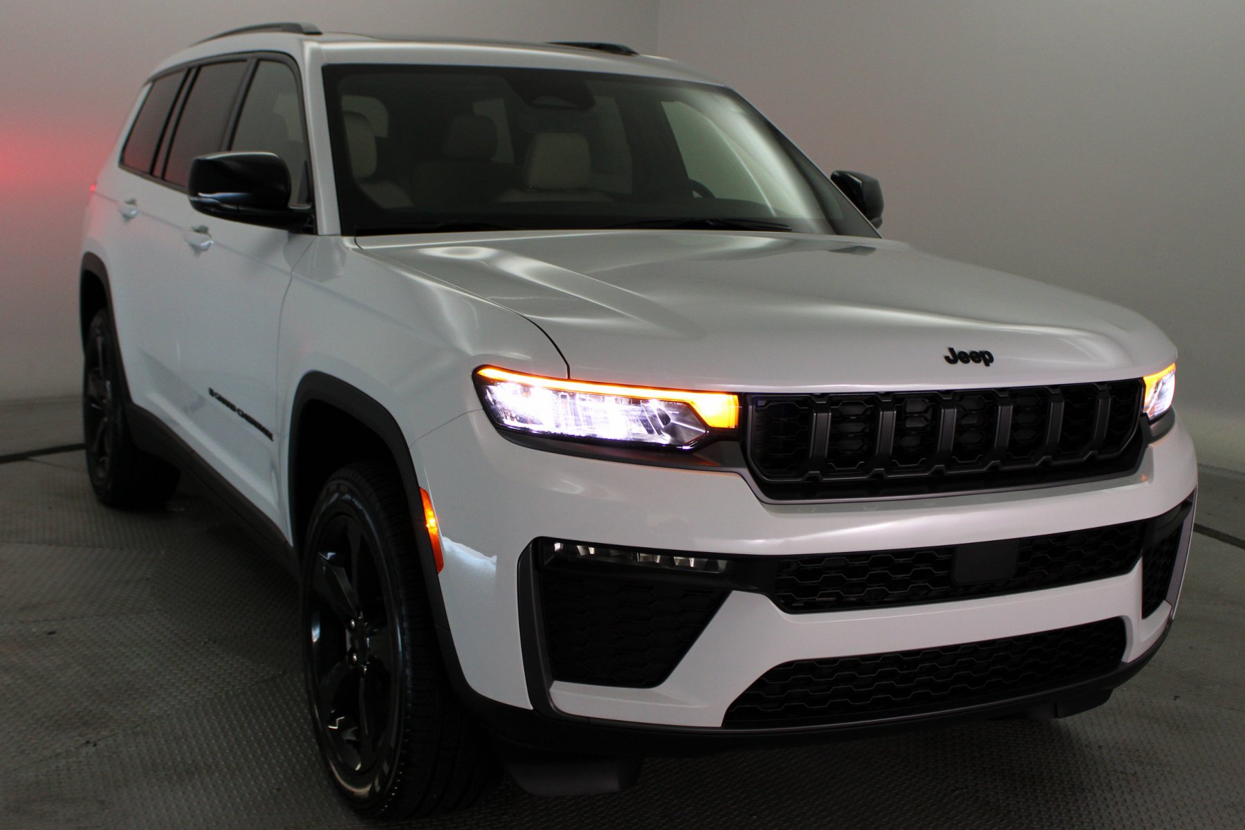 New 2026 Bright White Clear-Coat Exterior Paint Jeep Limited 4x4 image 6