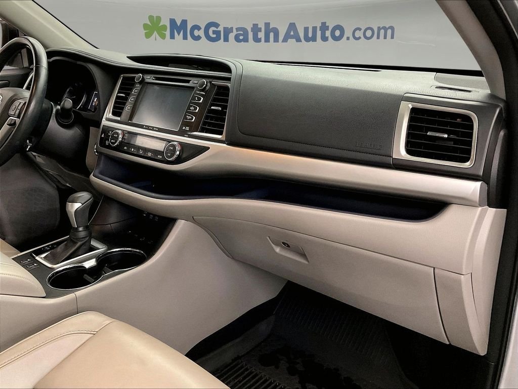 Used 2018 Silver Toyota XLE image 21
