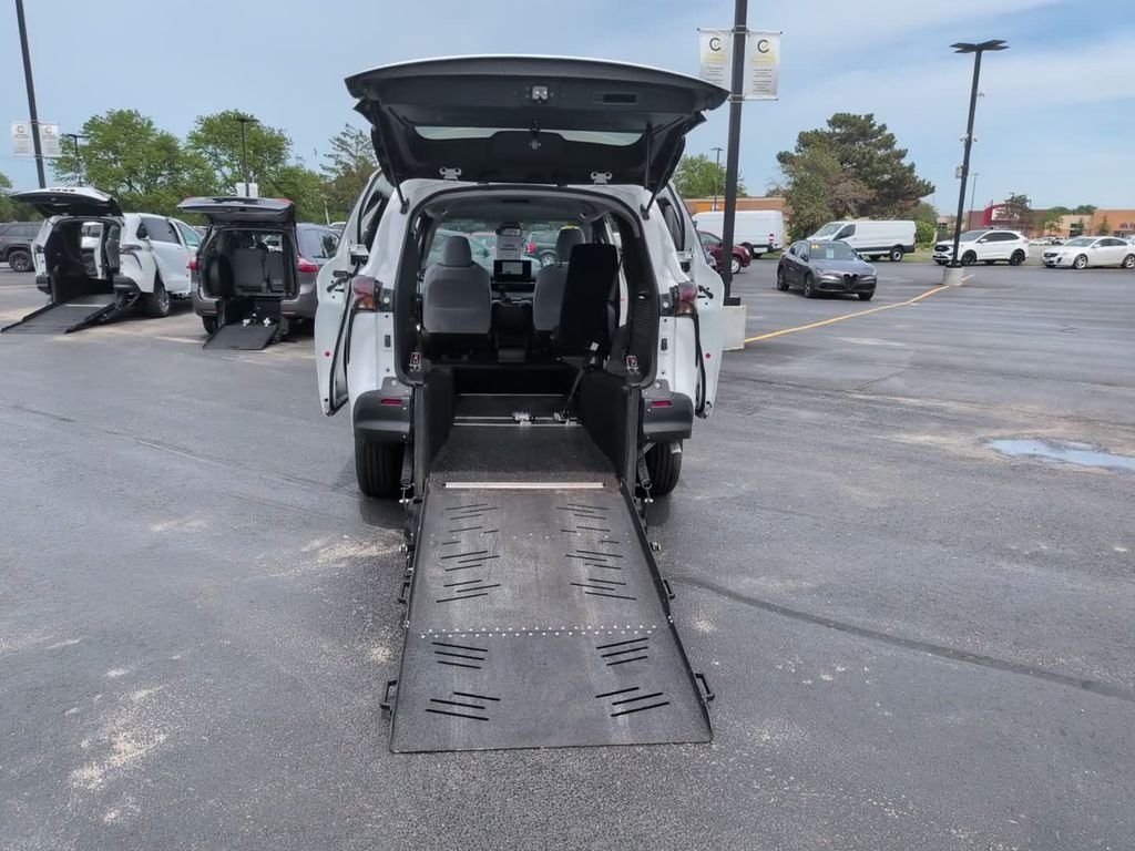 2025 Toyota Sienna LE - Photo 12