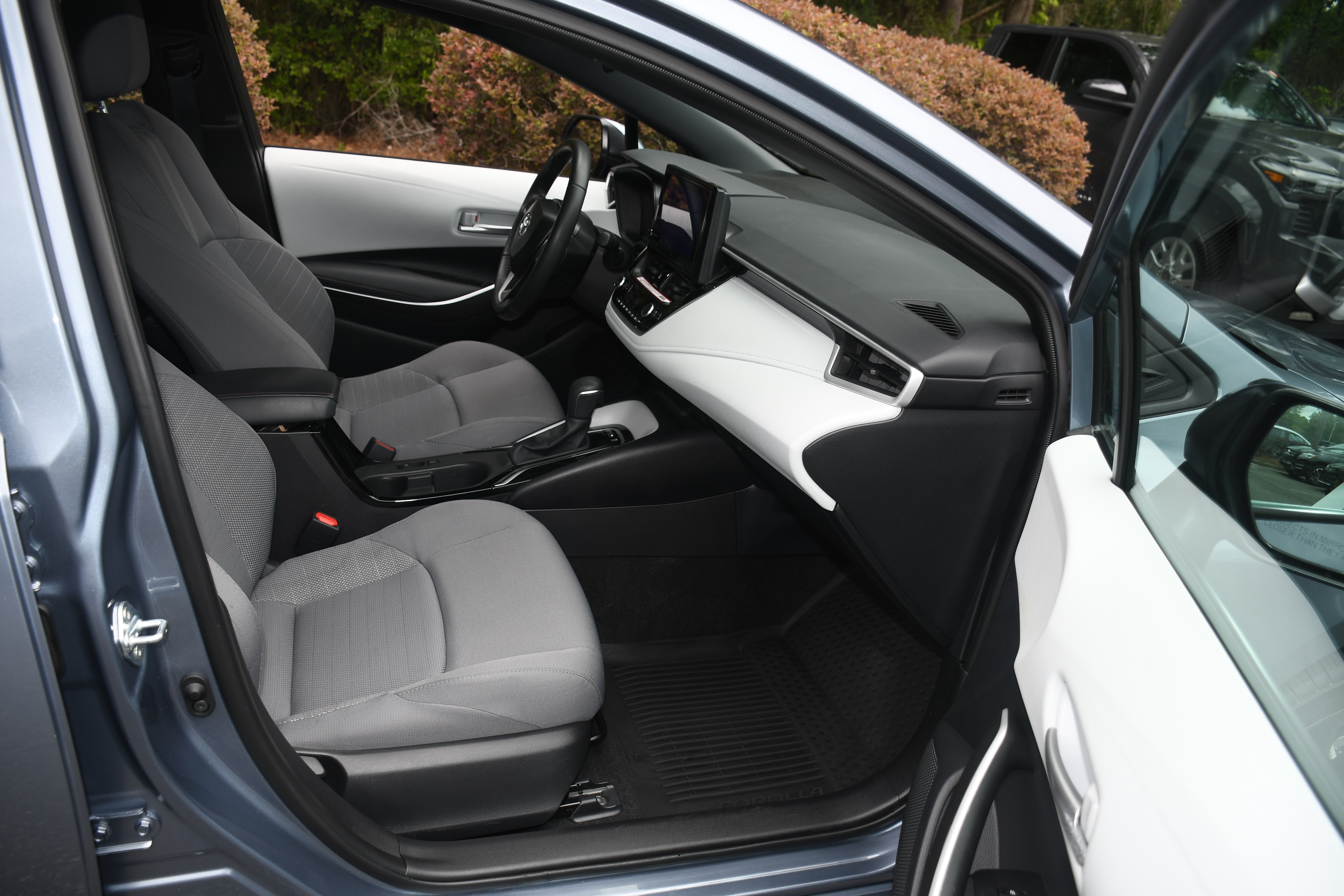 Used 2025  Toyota SE image 18