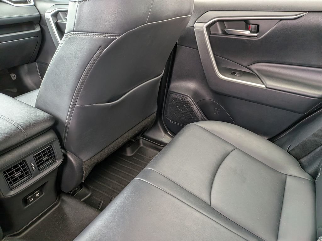 Used 2019 Silver Toyota XLE Premium image 37