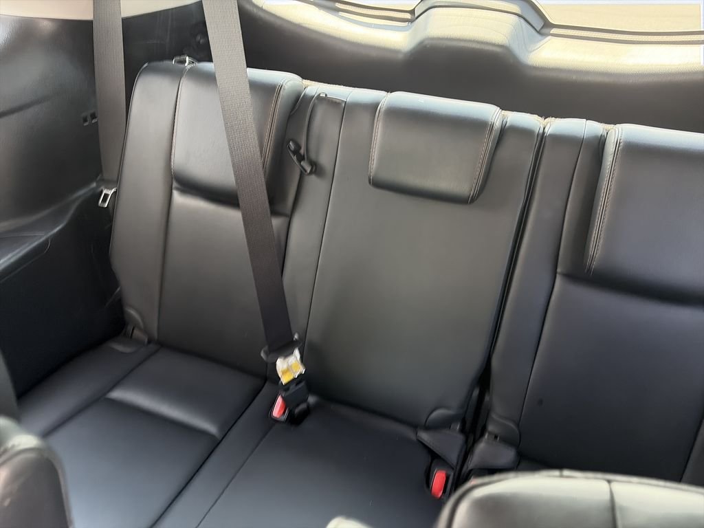 Used 2016 White Toyota XLE V6 image 30