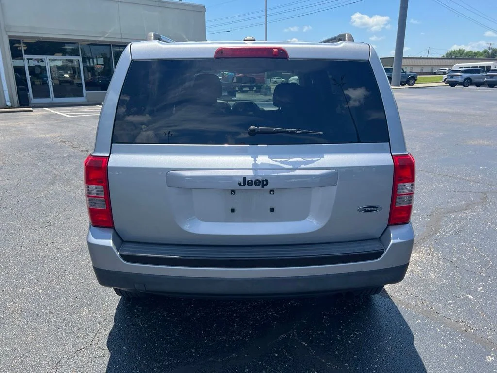 Used 2015 Billet Silver Metallic Clearcoat Jeep Sport image 4