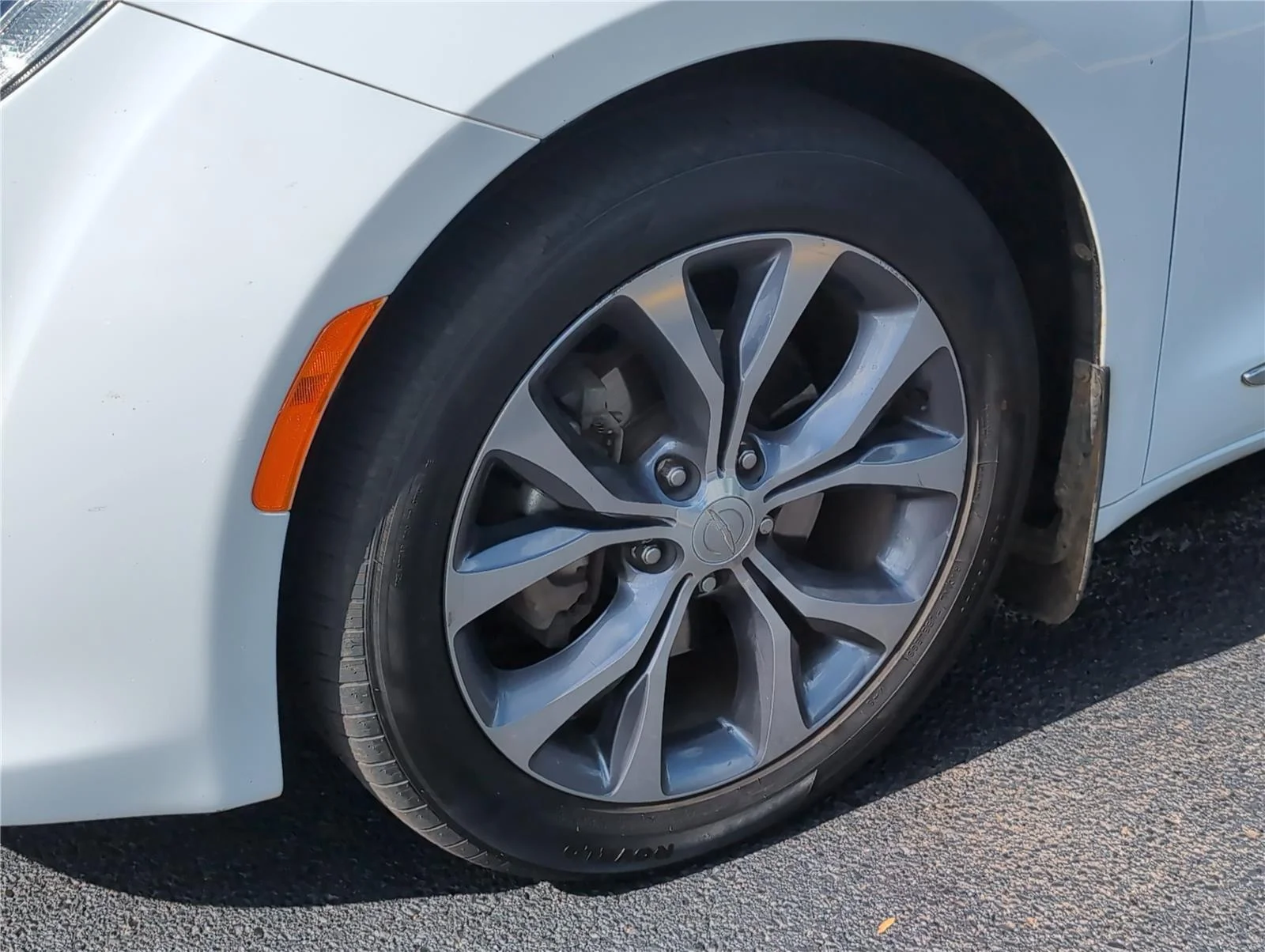 Used 2018 Bright White Clearcoat Chrysler Limited image 11