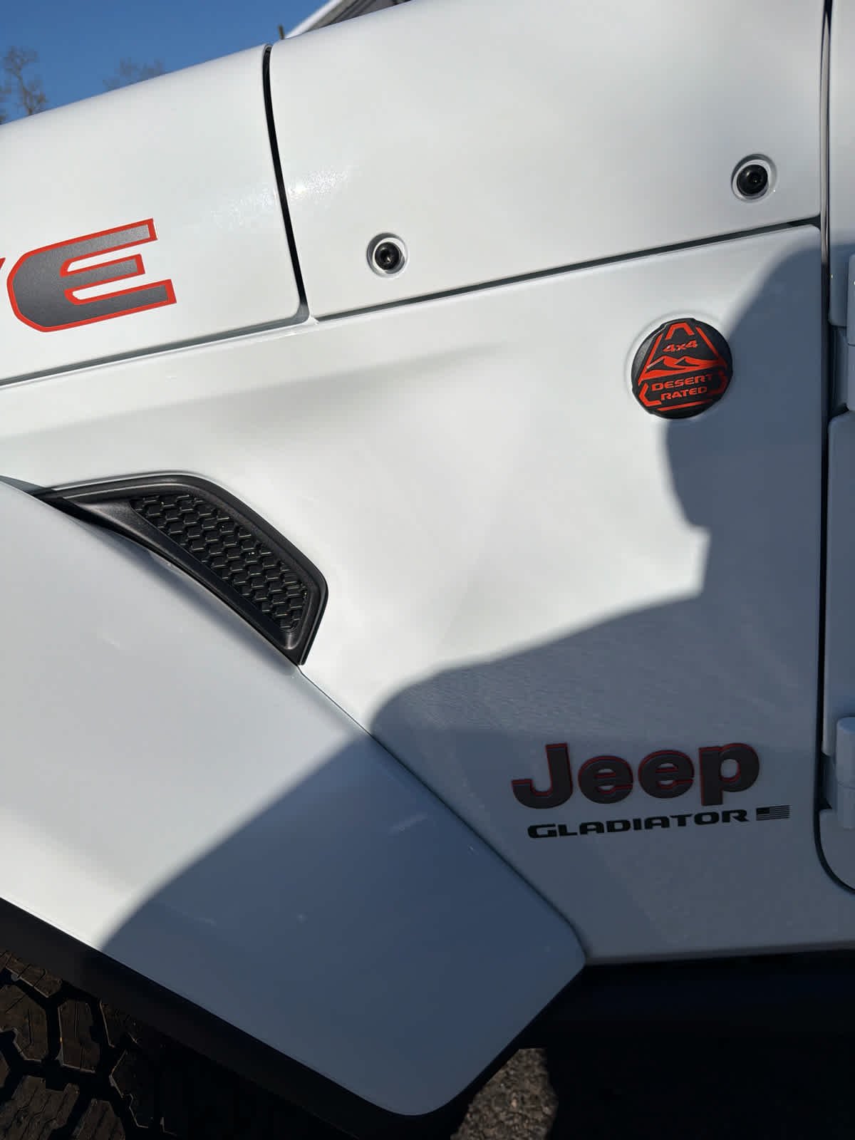 New 2026 Bright White Clear-Coat Exterior Paint Jeep Mojave X image 10