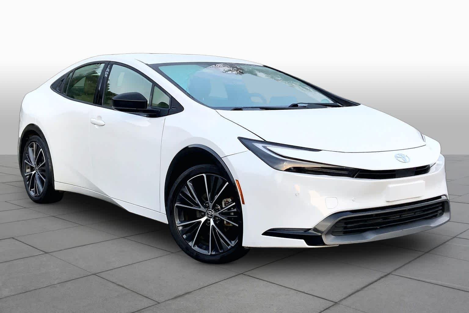 Used 2024 Wind Chill Pearl Toyota XLE image 3