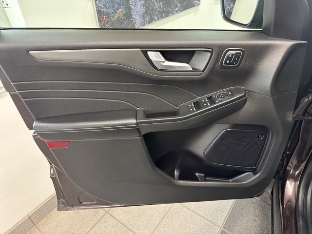 Used 2023 Red Ford Active image 18
