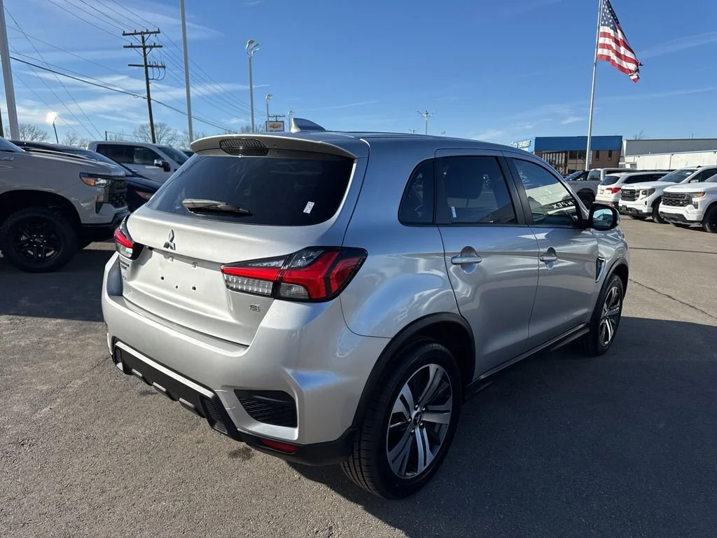 Used 2023 Silver Mitsubishi ES image 5