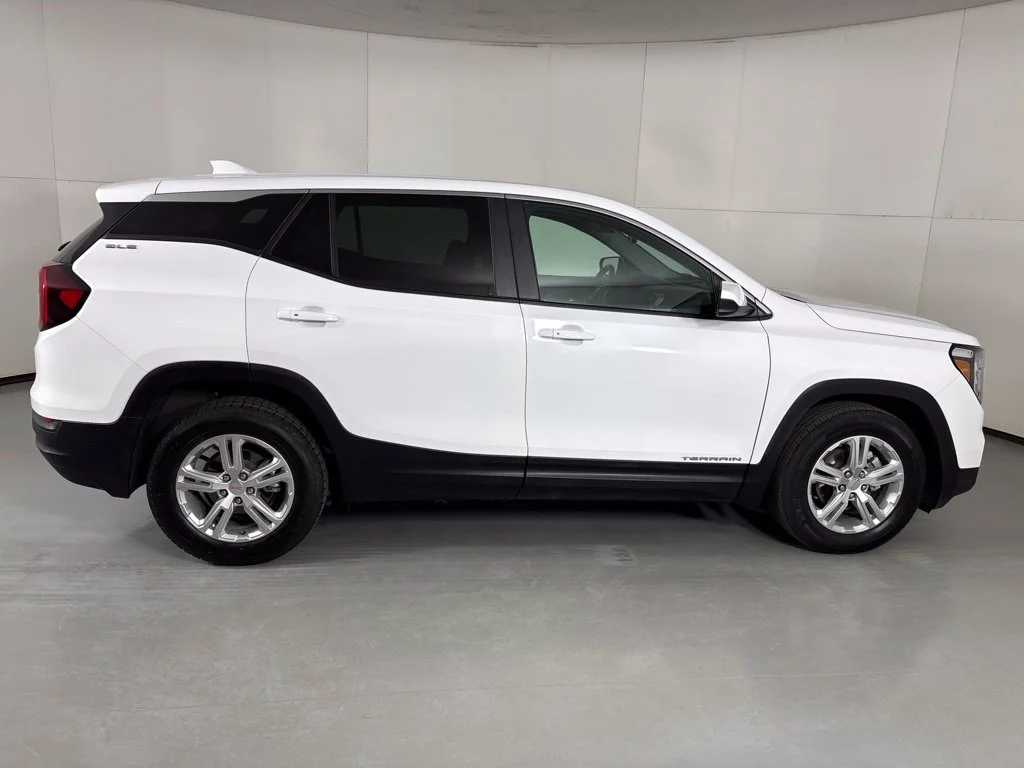 Used 2024 White GMC SLE image 9