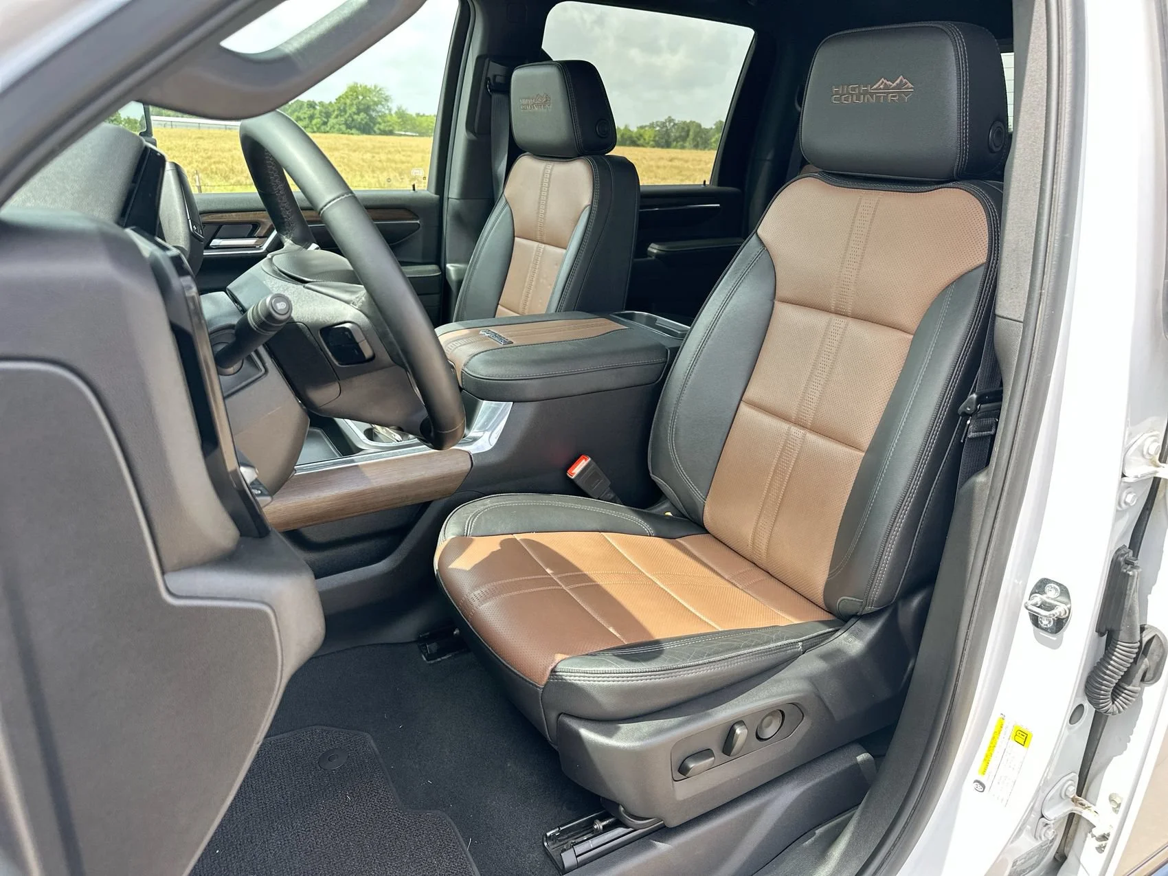 Used 2024 Pearl Chevrolet High Country image 11