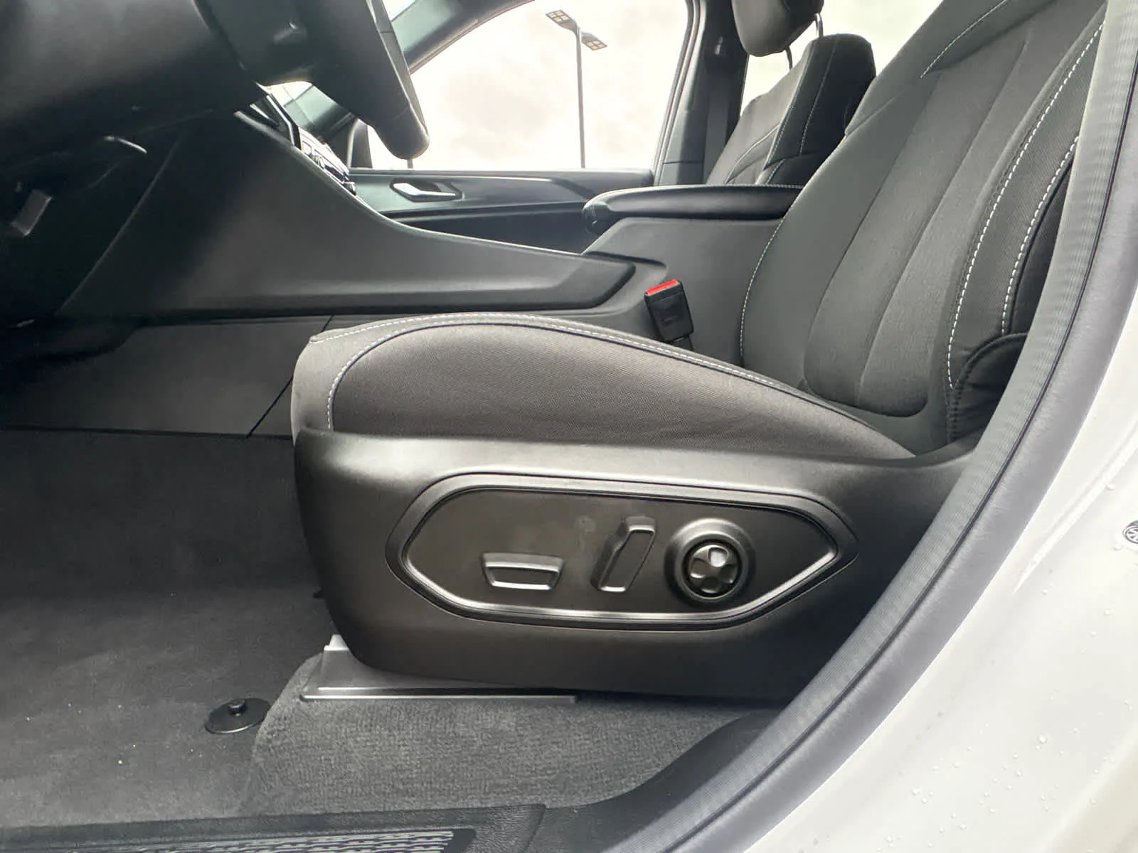 New 2026 Bright White Clear-Coat Exterior Paint Jeep Laredo image 19