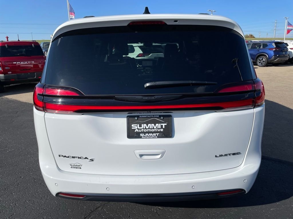 Used 2025 White Chrysler Limited image 32