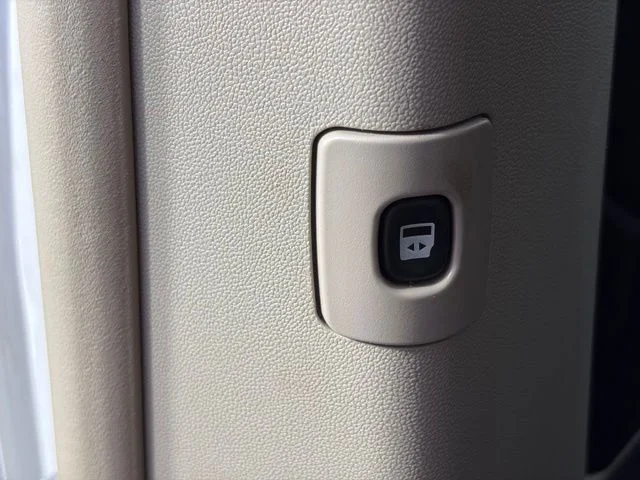 Used 2013 White Chrysler Touring image 28