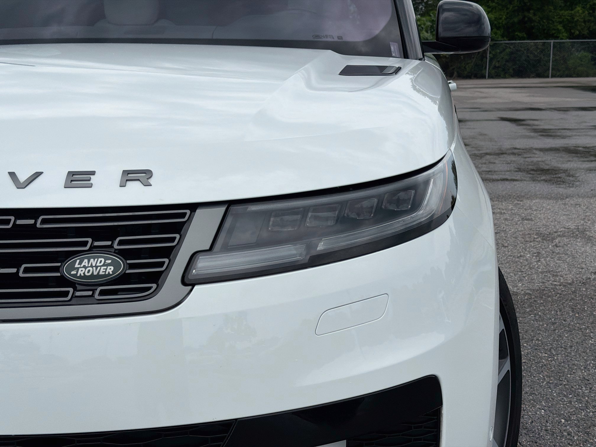 Used 2023 White Land Rover SE image 9