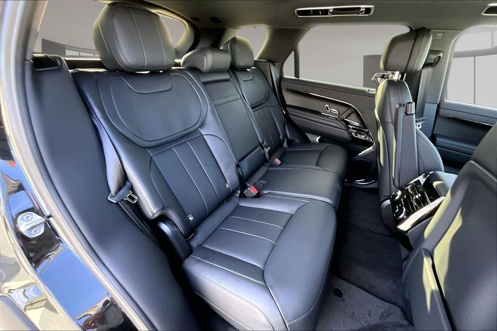 New 2026 SANTORINI BLACK Land Rover SE image 10