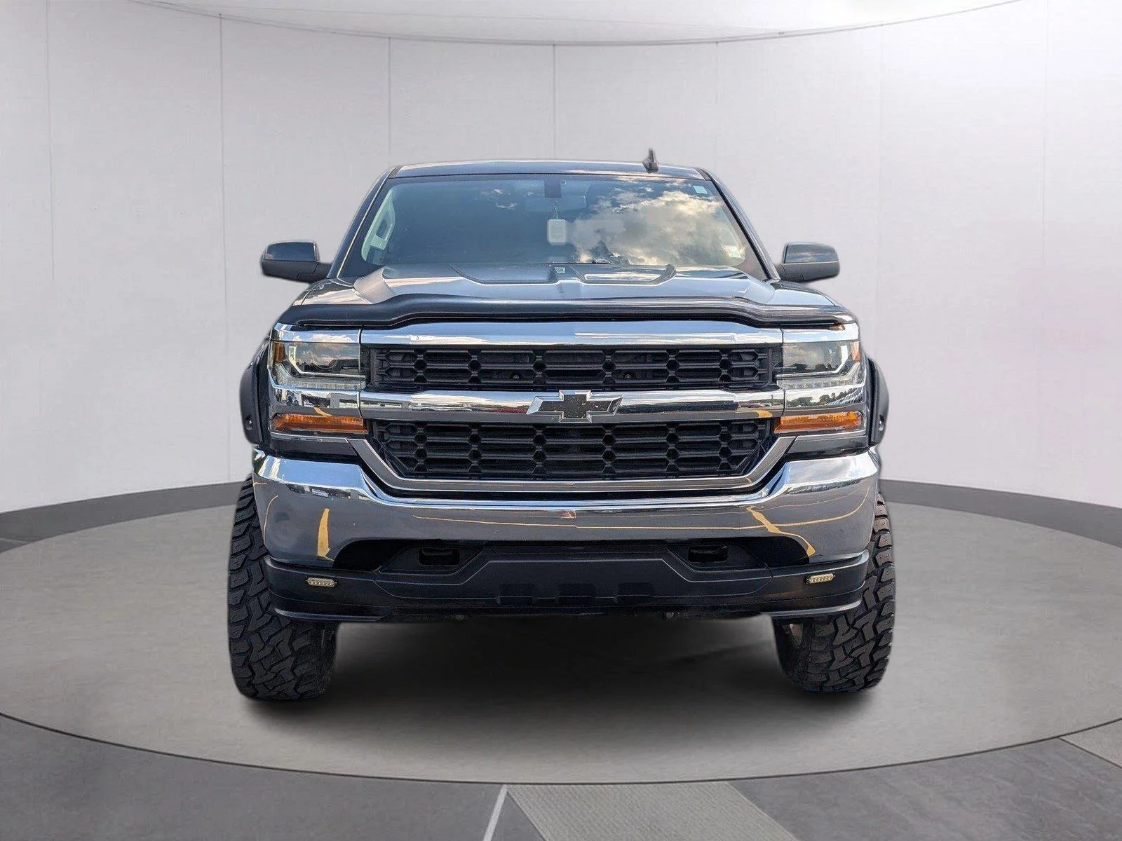 Used 2018 Graphite Metallic Chevrolet LT image 9