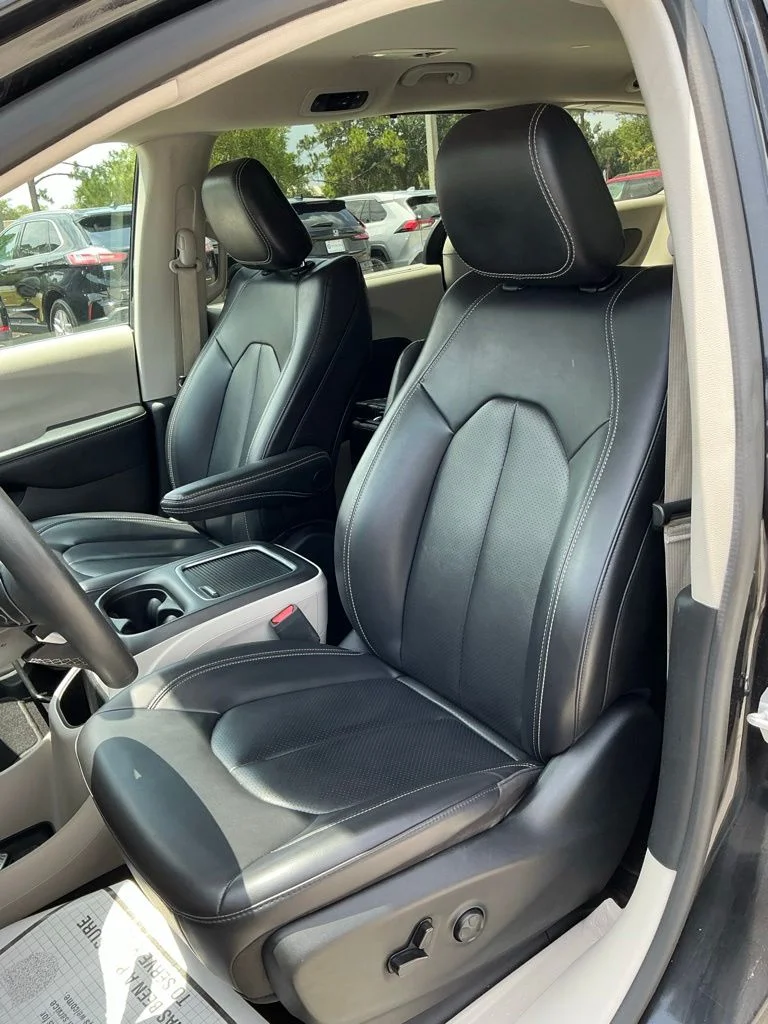 Used 2023 Black Chrysler Touring L image 37
