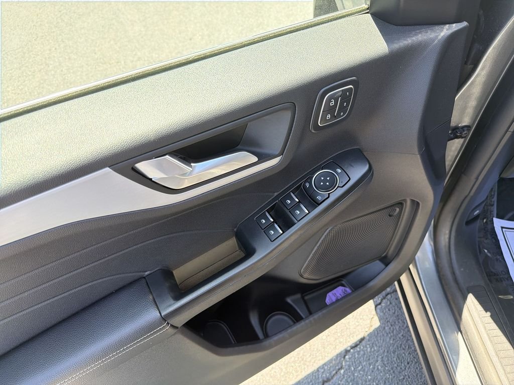 Used 2025  Ford Platinum image 19
