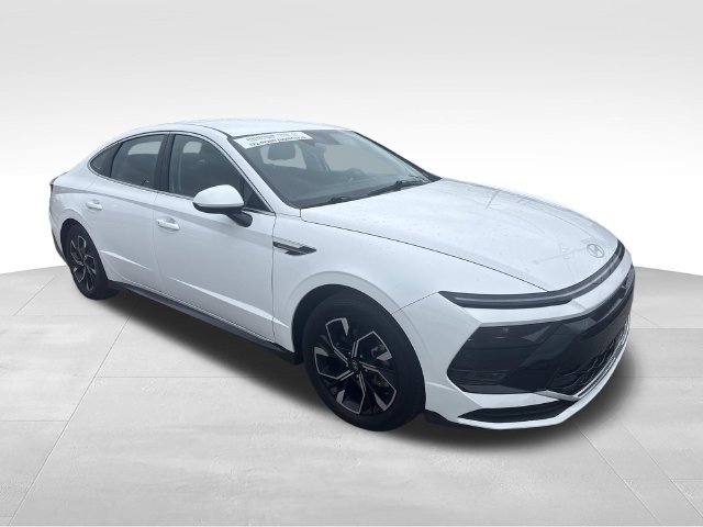 Used 2025 White Hyundai SEL image 7