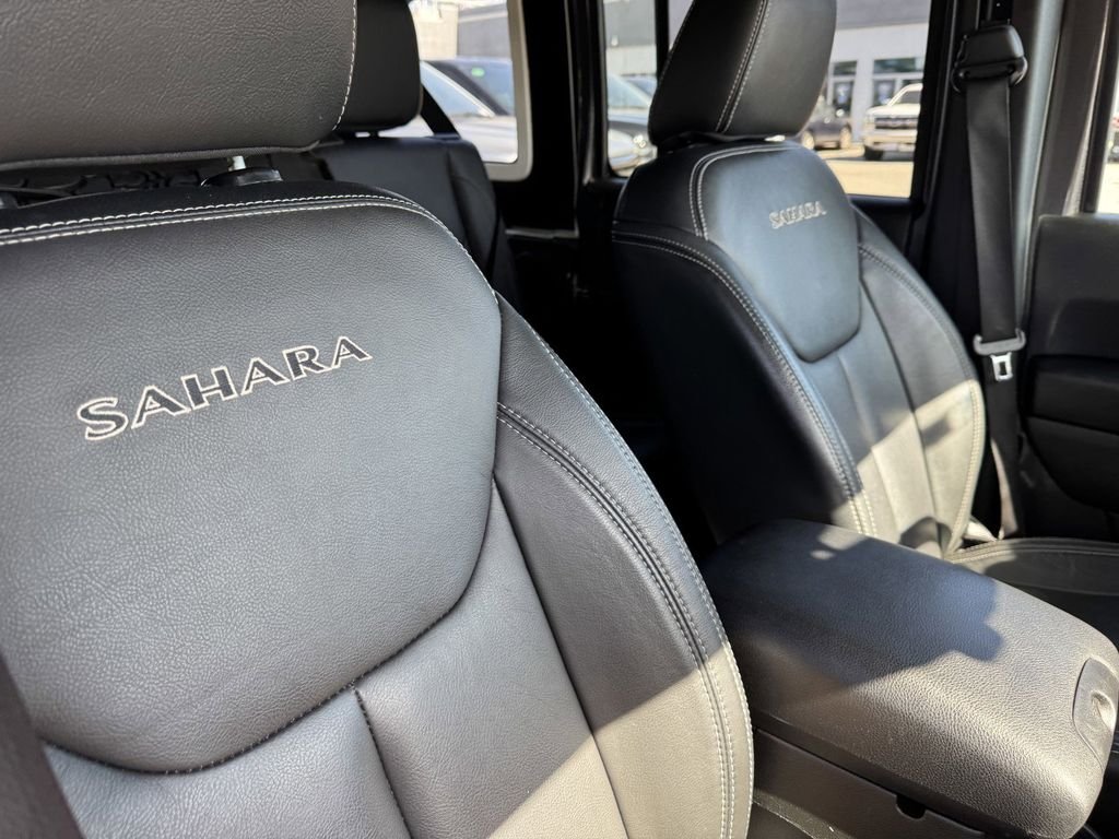 Certified Used 2018 Granite Crystal Clearcoat Metallic Jeep Unlimited Sahara image 9