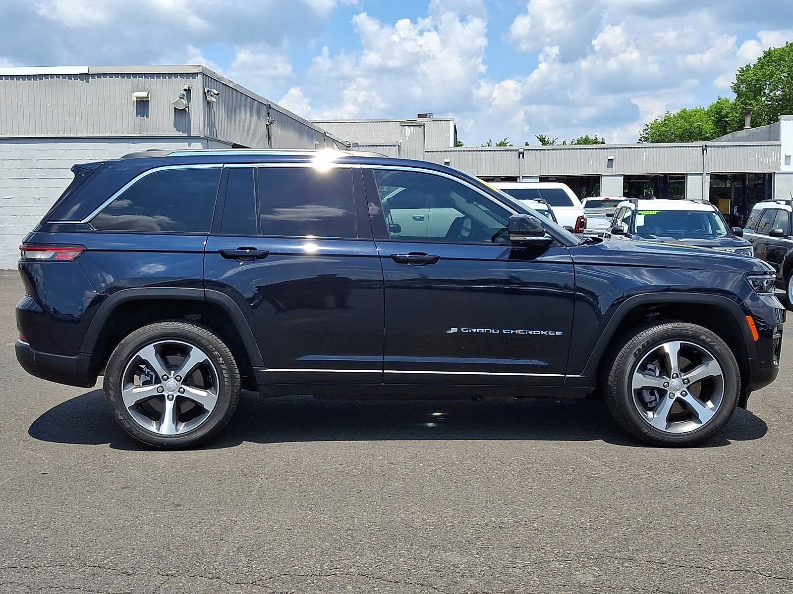 Used 2023 Midnight Sky Jeep  image 7