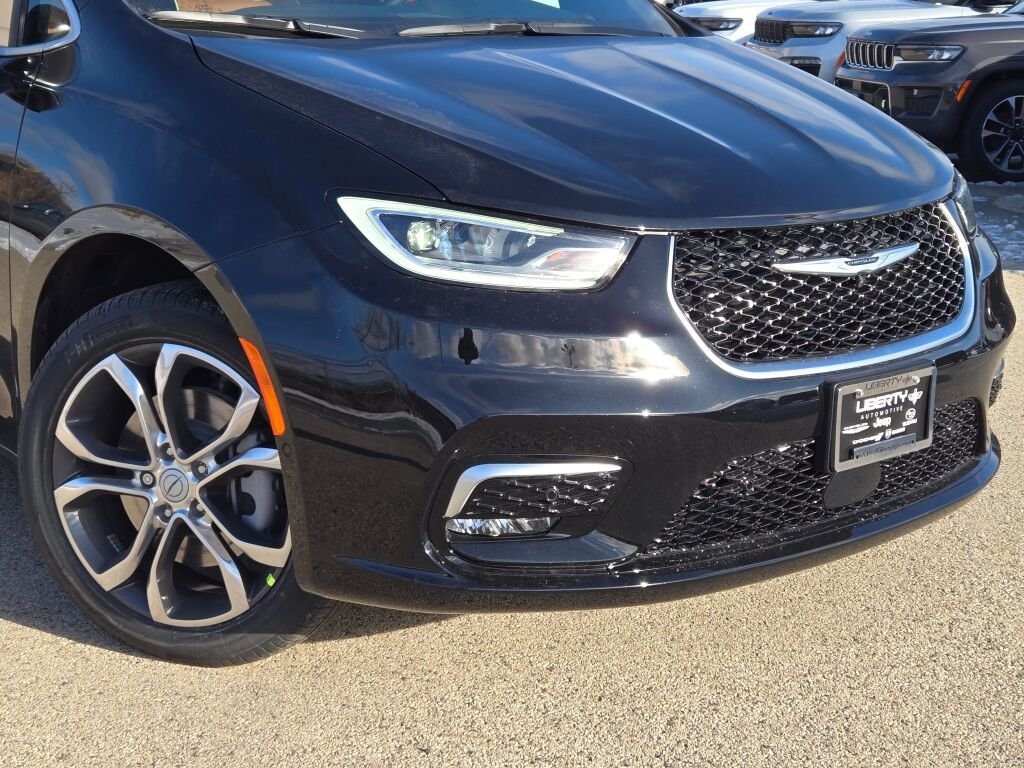 New 2026 Diamond Black Crystal Pearl-Coat Exterior Paint Chrysler Pinnacle image 4
