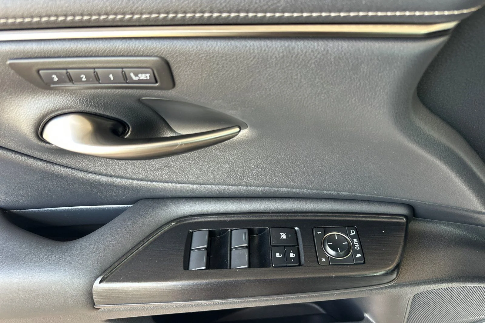 Used 2020 White Pearl Lexus 300h image 8