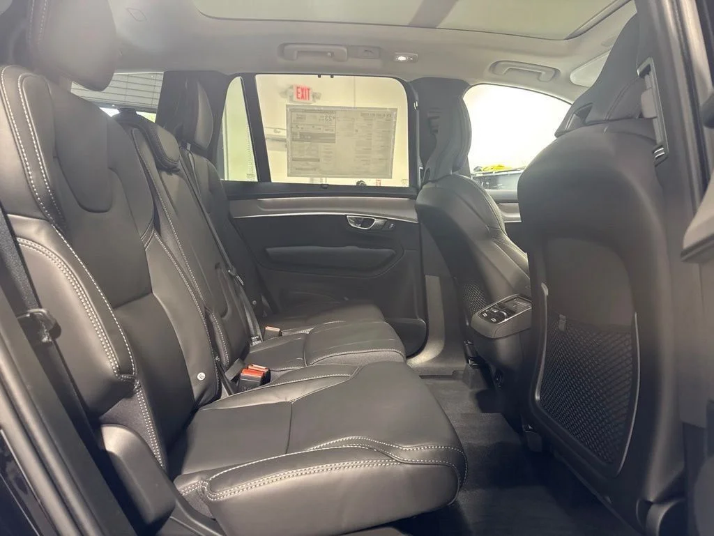 New 2026 Onyx Black Metallic Volvo B6 Plus 7-Seater image 25