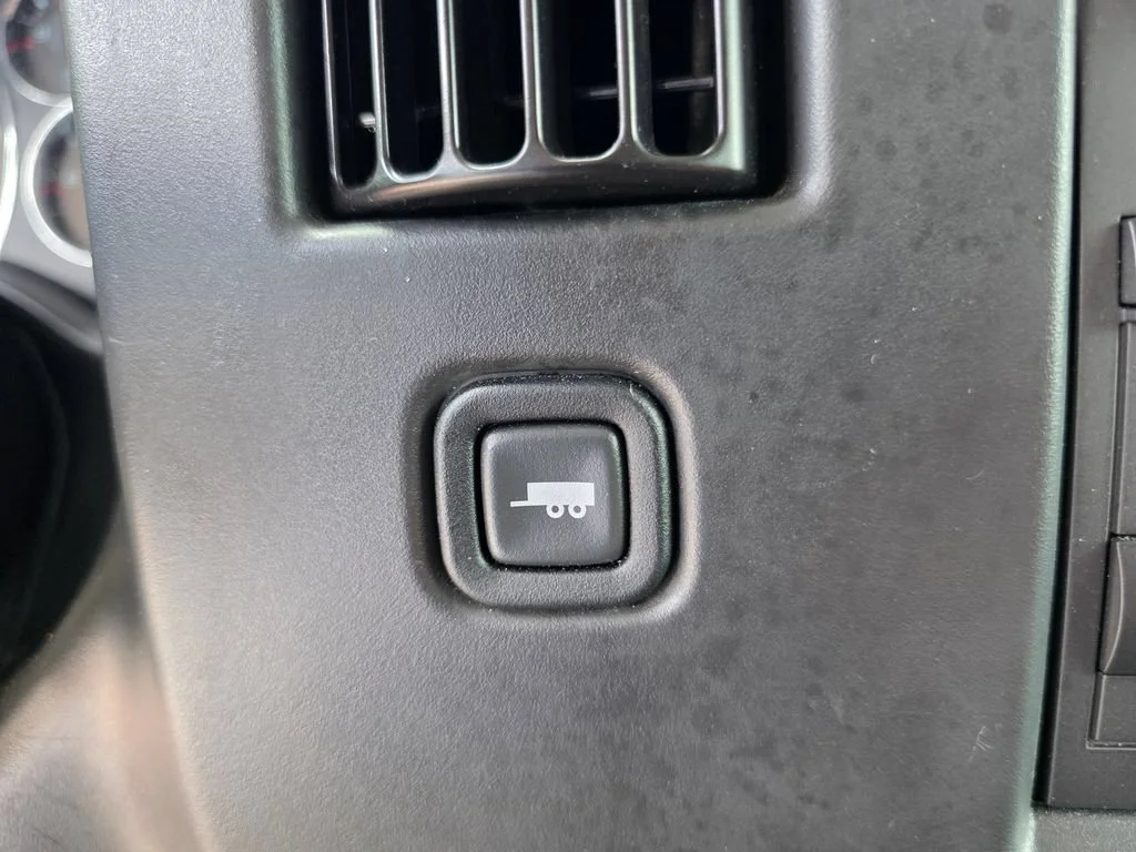 Used 2025 Summit White Chevrolet 1LT image 23