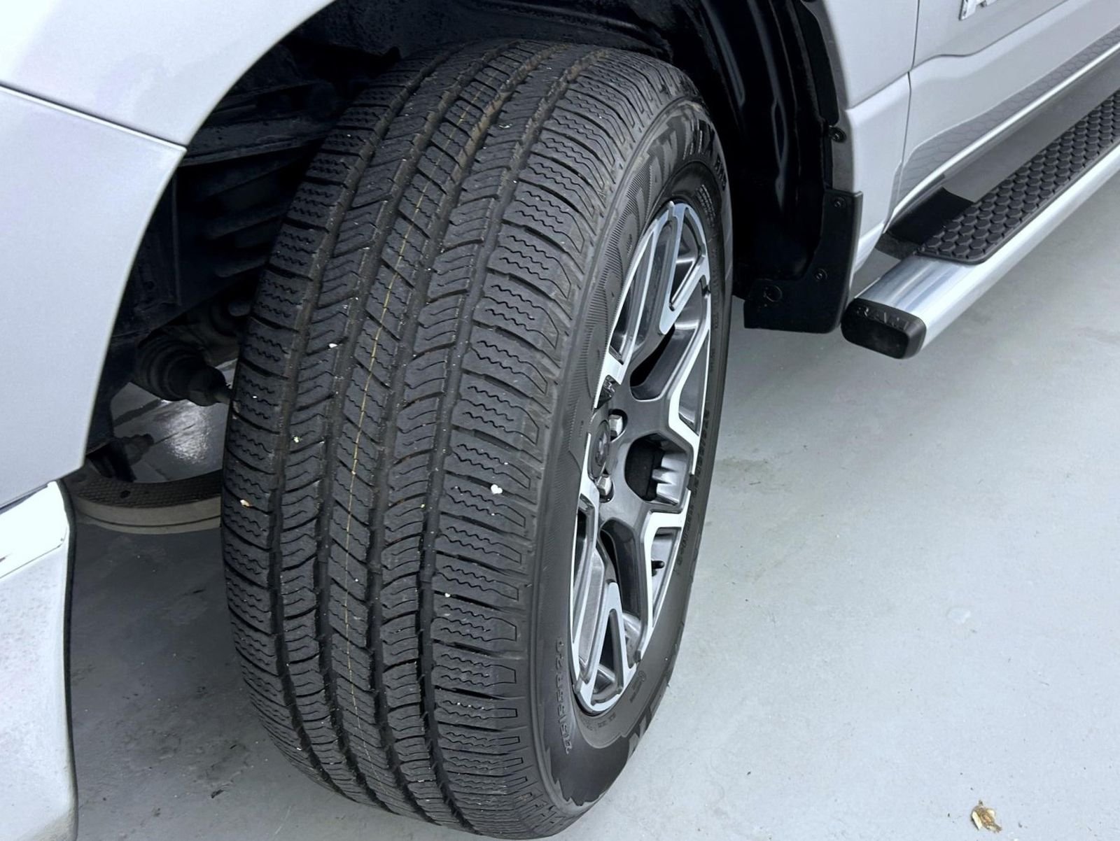 Used 2023 Silver Ram Laramie image 24