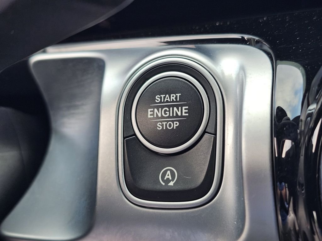 Used 2024  Mercedes-Benz GLB 250 image 25