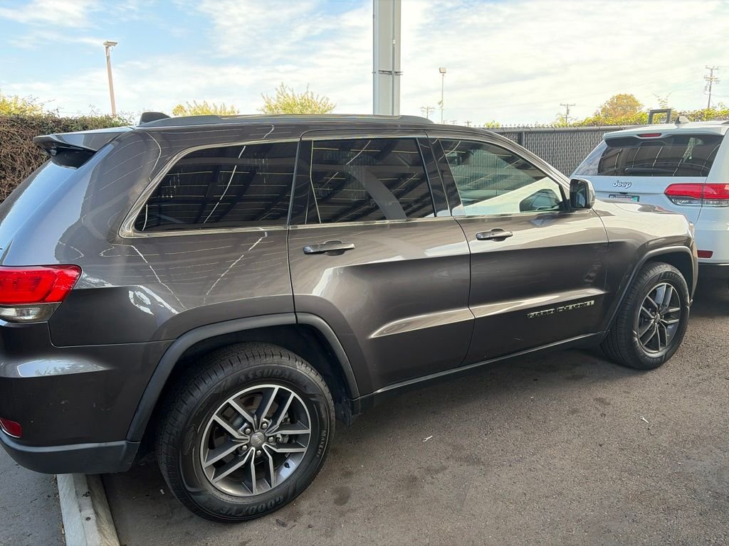 Used 2018 Gray Jeep Laredo E image 27