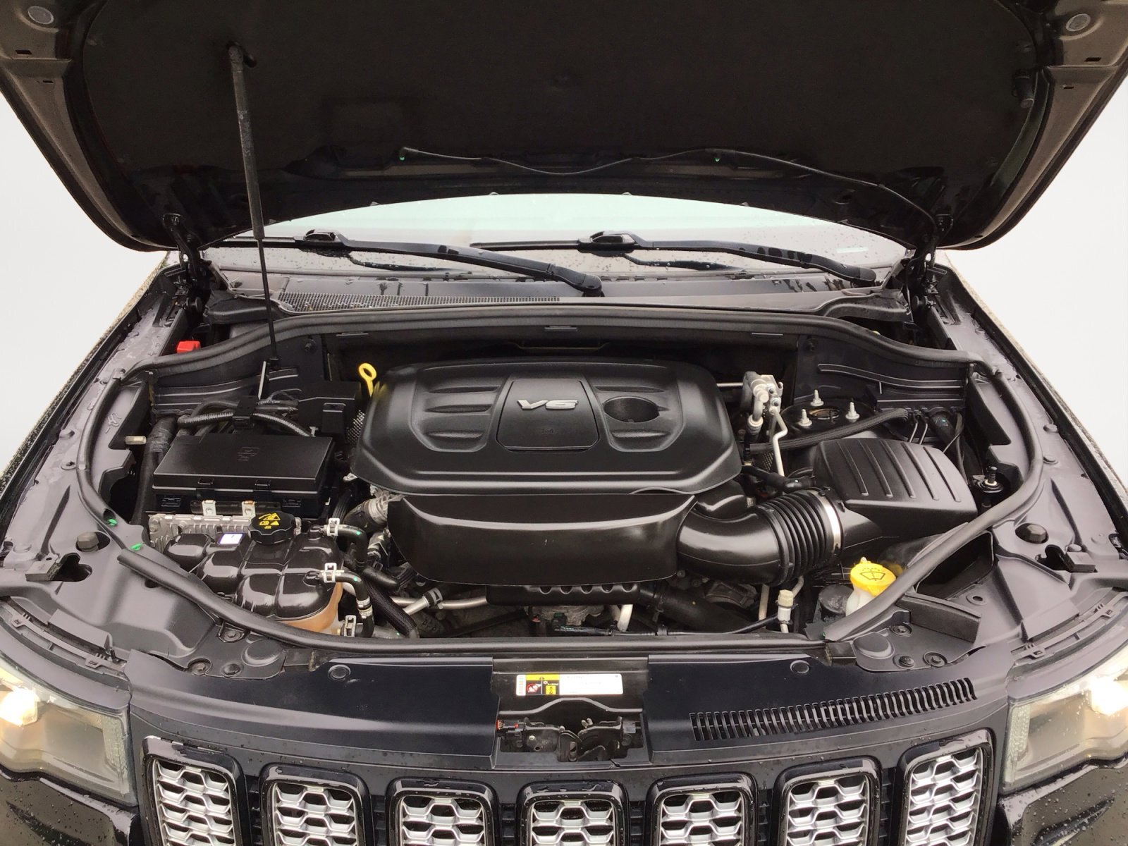 Used 2018 Diamond Black Crystal Pearlcoat Jeep Altitude image 29