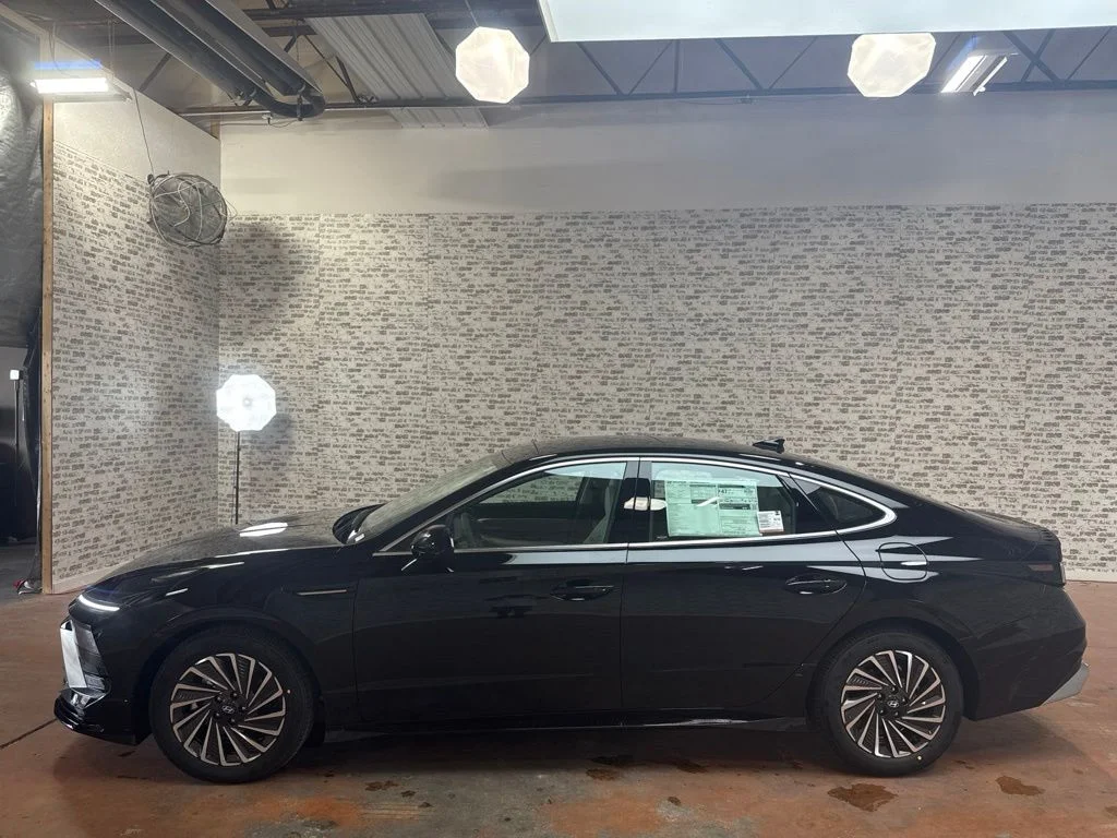 New 2026 Abyss Black Hyundai SEL image 4