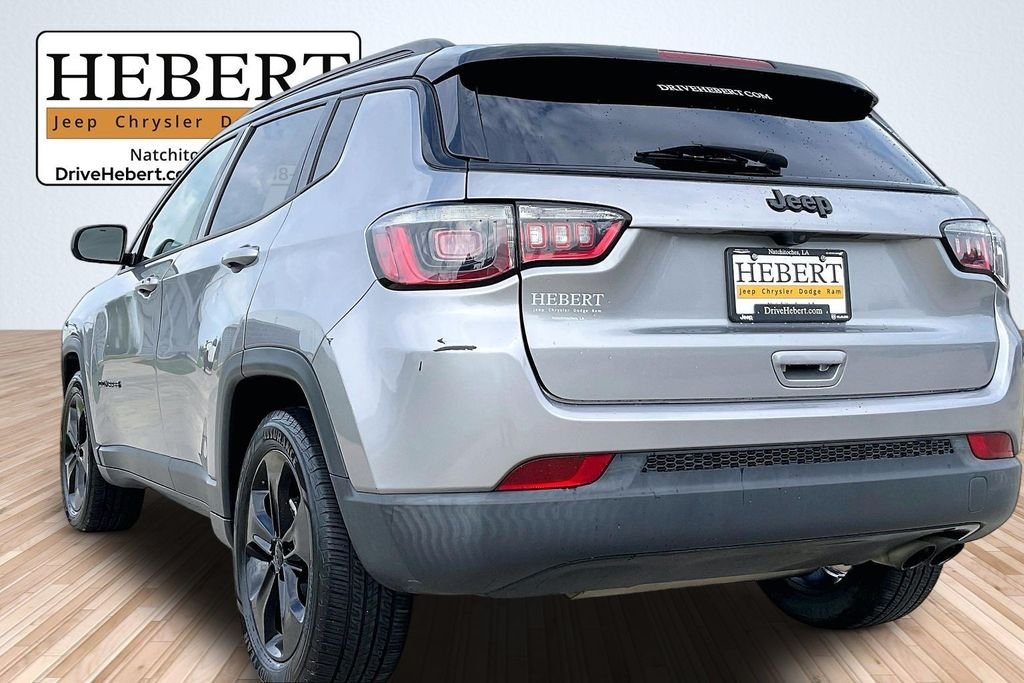 Used 2019 Silver Jeep Latitude image 10